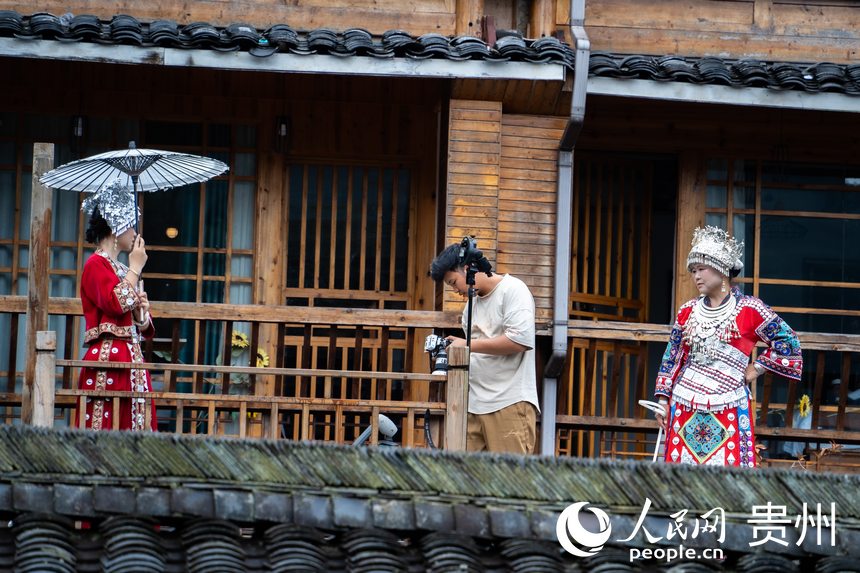 游客在景區內拍照打卡。 人民網 陽茜攝