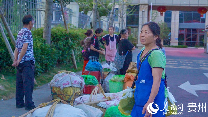 菜農(nóng)站在路邊等車(chē)。人民網(wǎng) 陽(yáng)茜攝