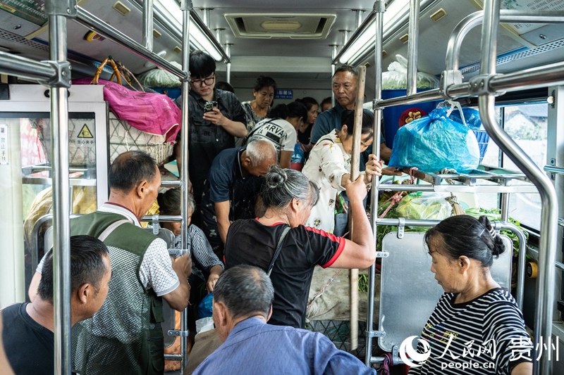 菜農(nóng)乘坐“惠農(nóng)專(zhuān)線”。人民網(wǎng) 陽(yáng)茜攝