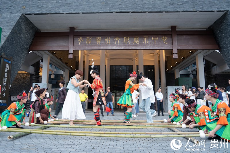游客體驗少數民族“竹竿舞”。人民網 陽茜攝