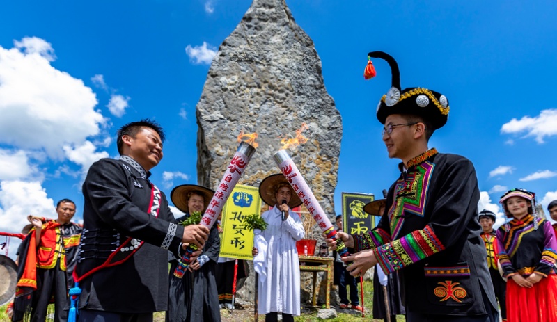 貴州省黔西市舉行2024年“好生活?在黔西”避暑旅游季火把節,組委會代表在百里杜鵑迎取“興旺之火”火種。范暉攝