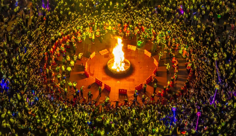 市民和游客在參加篝火狂歡(無人機照片)。范暉攝