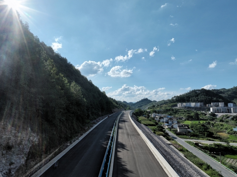 預(yù)計明年通車!獨山縣這條區(qū)域重要道路正加緊建設(shè)。