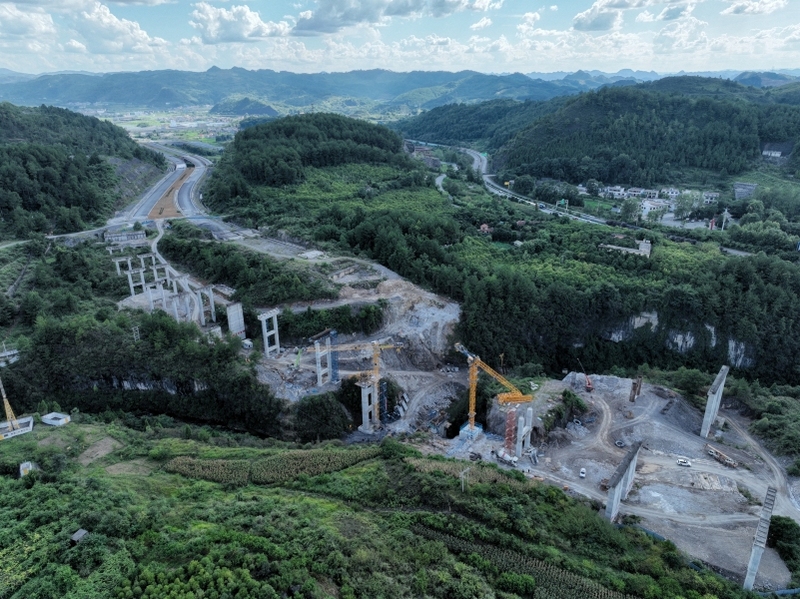 預(yù)計明年通車!獨山縣這條區(qū)域重要道路正加緊建設(shè)。