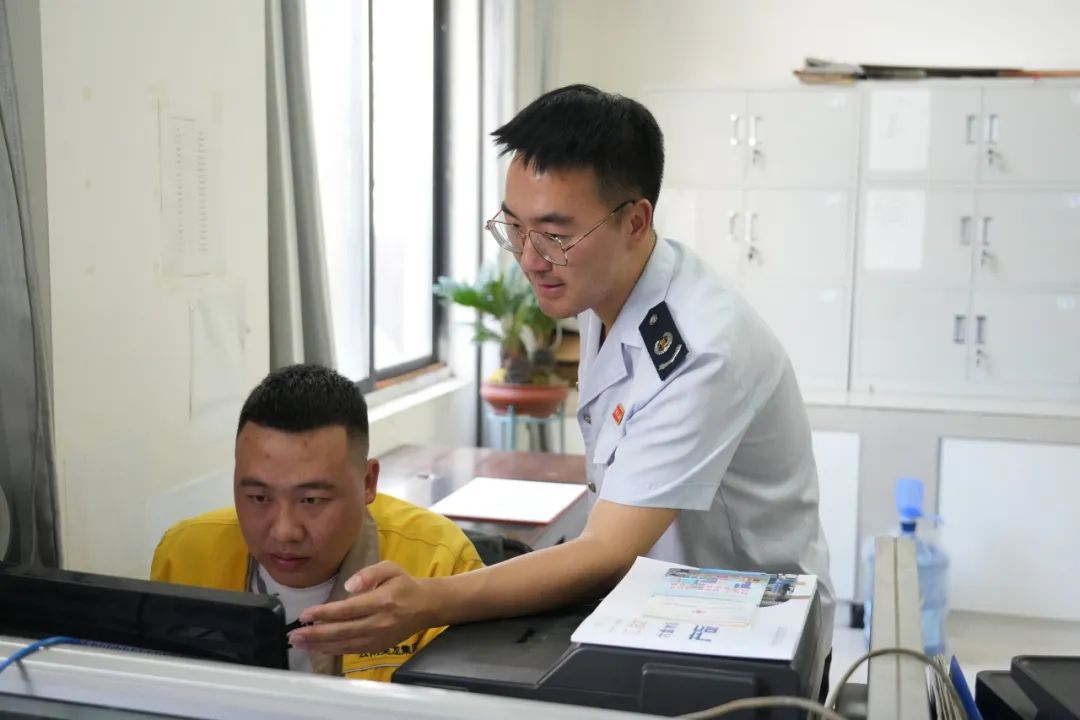 稅務干部為納稅人提供“上門服務”。李琪攝