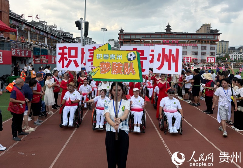 “夢(mèng)肢隊(duì)”方陣亮相村超賽場(chǎng)。人民網(wǎng)記者 高華攝.jpg