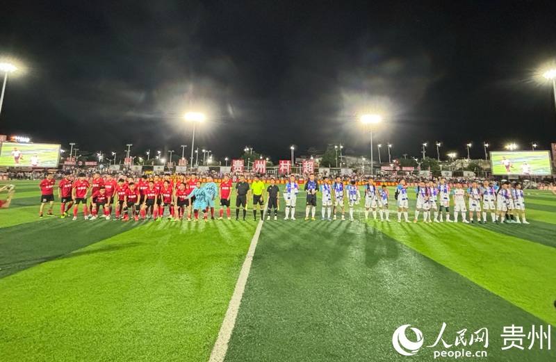 賽前雙方隊(duì)員合影。人民網(wǎng)記者 高華攝.jpg