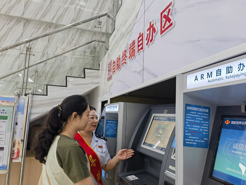 納稅人在自助辦稅服務區使用自助終端辦理業務。