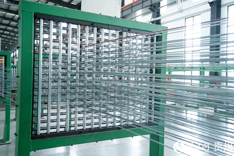 貴繩集團大橋主纜索股生產車間開足馬力生產。人民網 陽茜攝