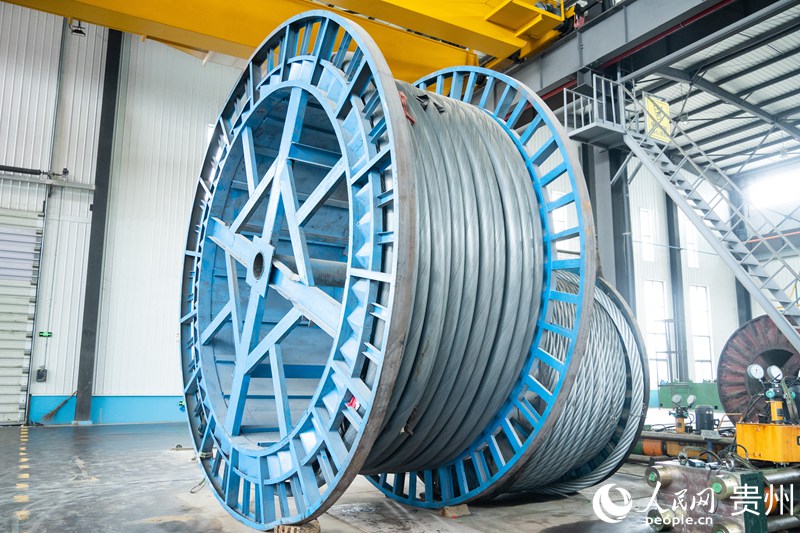 貴繩集團生產車間內，數以噸計的鋼繩開足馬力生產。人民網 陽茜攝