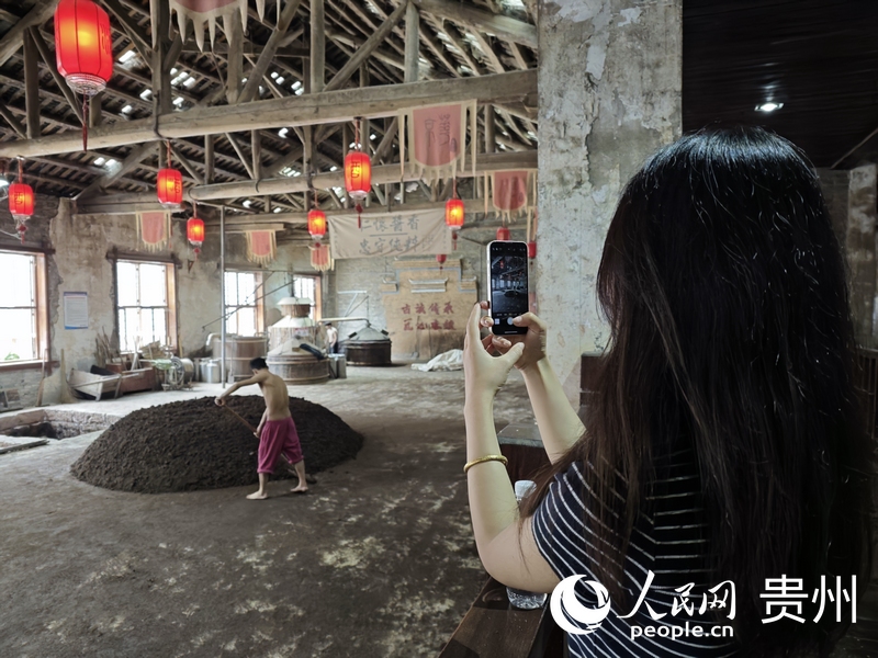游客在感受茅臺鎮(zhèn)釀酒文化。人民網(wǎng) 龍章榆攝