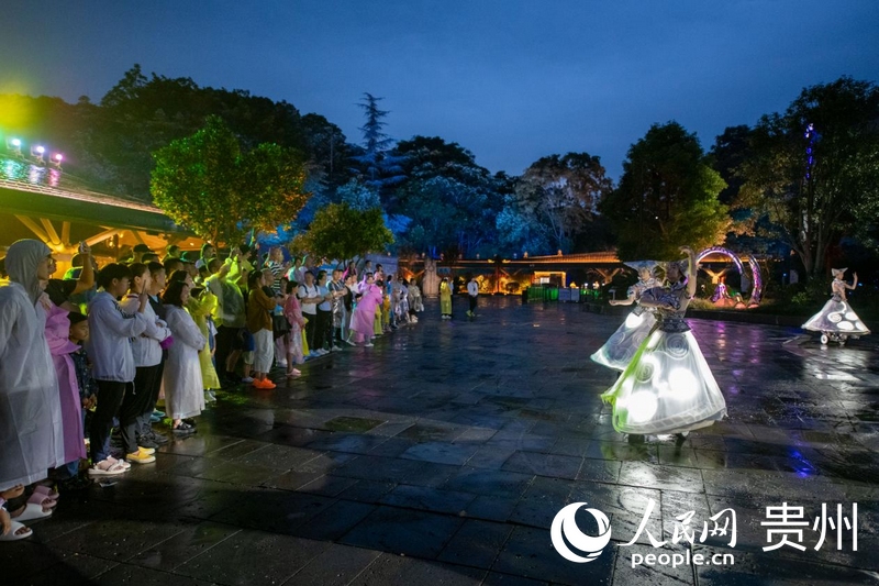 6月23日，游客夜游黃果樹瀑布，感受與日間游玩不一樣的旅游體驗。人民網(wǎng)記者 翁奇羽攝