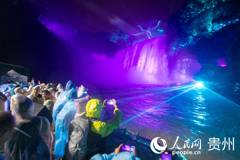 6月23日，游客夜游黃果樹瀑布，觀賞大型燈光秀，感受與日間游玩不一樣的旅游體驗。人民網(wǎng)記者 翁奇羽攝