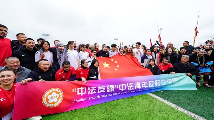 在榕江縣“村超”球場,中法青年友誼賽雙方球員合影留念。周光勝攝