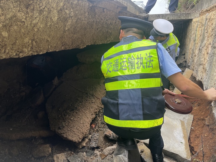 “一路三方”對路基脫空區(qū)域進行勘測。貴州省交通運輸綜合行政執(zhí)法七支隊供圖