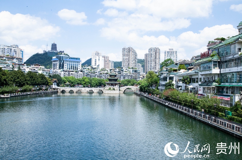 陽(yáng)光照耀下，南明河碧波蕩漾。人民網(wǎng)記者 王秀芳攝