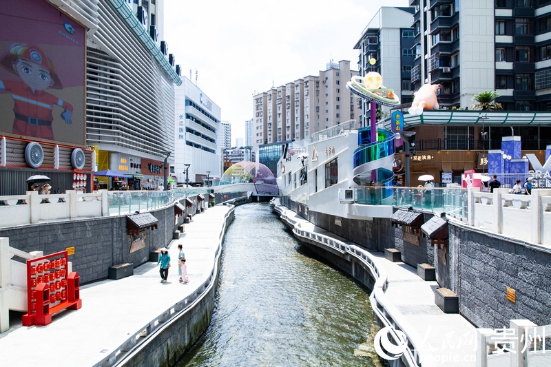 云巖區(qū)太平路潮匯街區(qū)內(nèi)，貫城河靜靜流淌。人民網(wǎng)記者 王秀芳攝