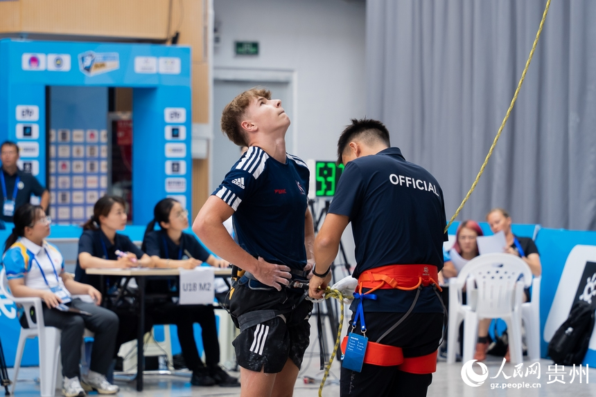 參賽運動員做賽前準備。人民網記者 涂敏攝