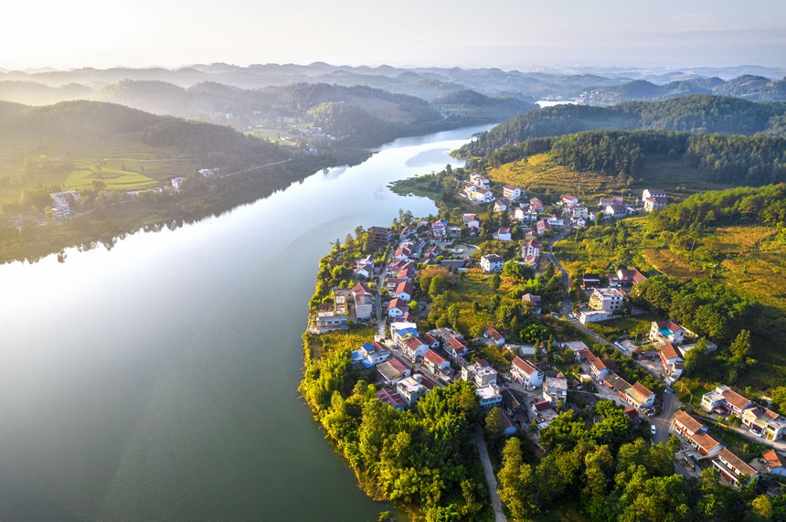 貴州省畢節市百里杜鵑管理區金坡苗族彝族滿族鄉附源村景美如畫（無人機照片）。