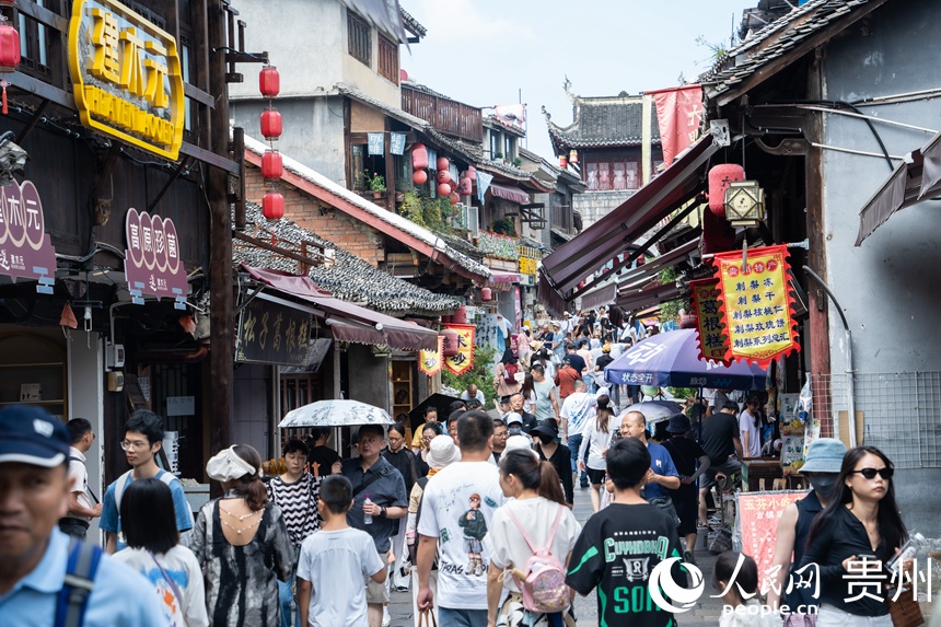 游客在青巖古鎮游覽。人民網 陽茜攝