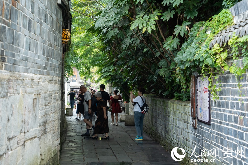 游客在青巖古鎮游覽。人民網 陽茜攝