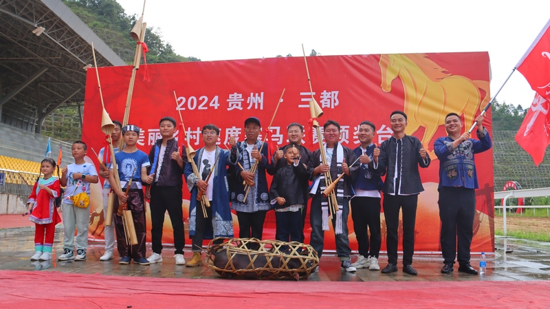 拉拉隊獲得一、二等獎,并得到黑土豬作為獎品