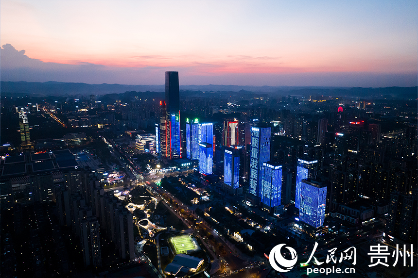 數博會燈光秀扮靚貴陽的夜空。人民網記者 涂敏攝