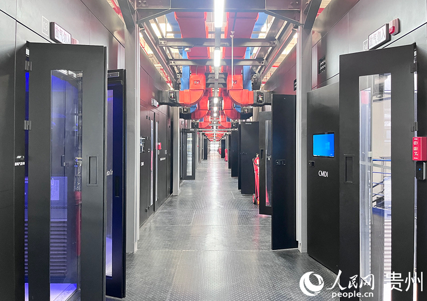 中國(guó)移動(dòng)貴陽(yáng)數(shù)據(jù)中心。人民網(wǎng) 陳潔泉攝