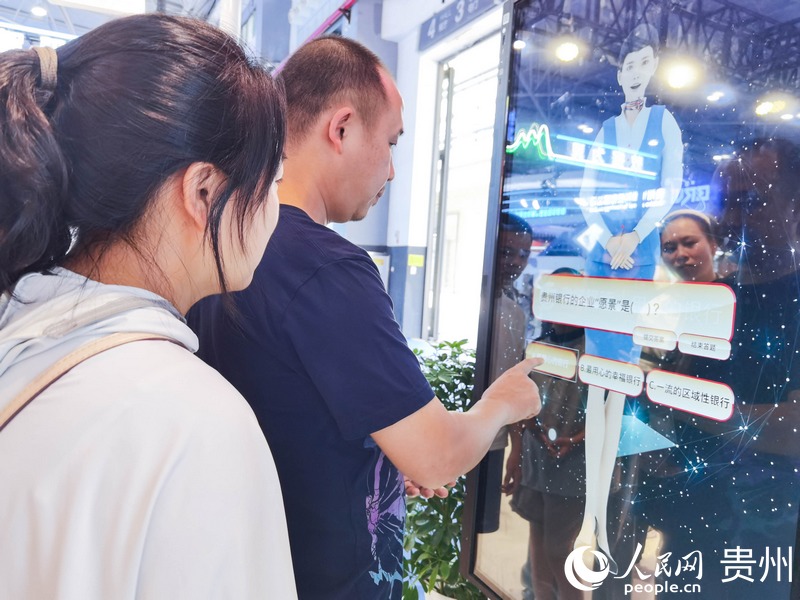 參與互動(dòng)問答。人民網(wǎng)記者 王秀芳攝.jpg