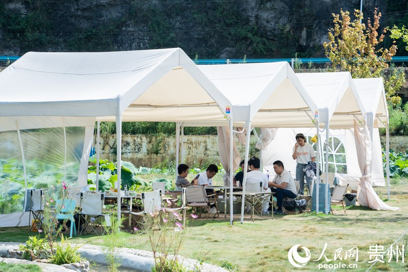 小河村露營(yíng)基地內(nèi),游客盡情享受著閑暇假日時(shí)光。人民網(wǎng) 陽(yáng)茜攝.jpg