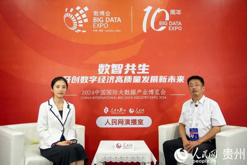 2024中國國際大數(shù)據(jù)產(chǎn)業(yè)博覽會現(xiàn)場，駱勇（右）接受人民網(wǎng)專訪。人民網(wǎng)記者 陽茜攝.jpg