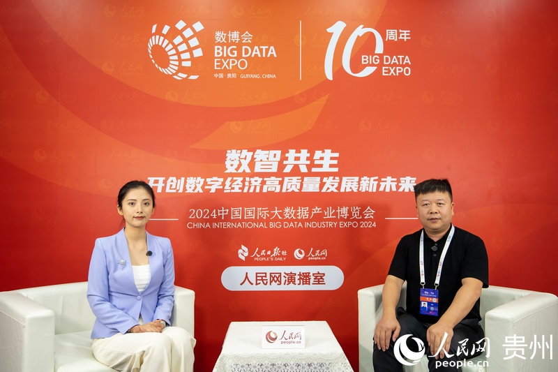 2024中國國際大數(shù)據(jù)產(chǎn)業(yè)博覽會現(xiàn)場，吳浩（右）接受人民網(wǎng)專訪。人民網(wǎng)記者 涂敏 攝.jpg