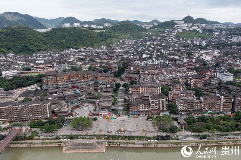航拍下的茅臺鎮。人民網記者 翁奇羽攝
