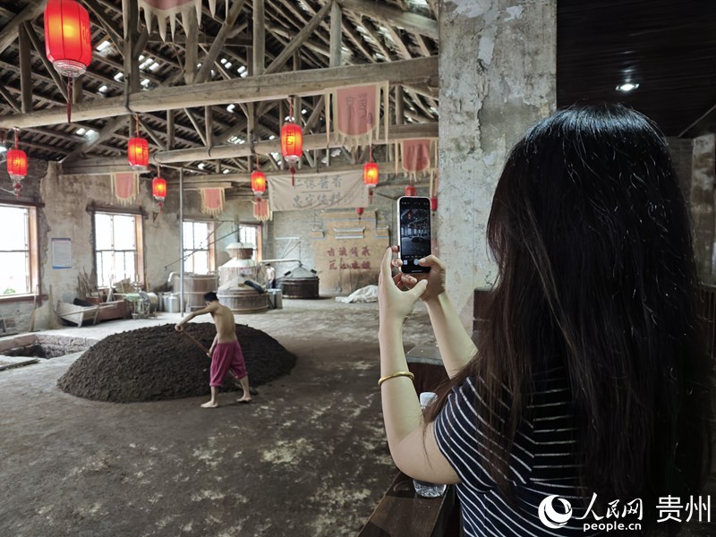 游客在特色酒莊感受醬香白酒制造過程。人民網 龍章榆 攝