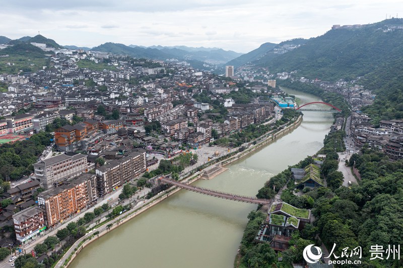 航拍下的茅臺鎮。人民網記者 翁奇羽攝2