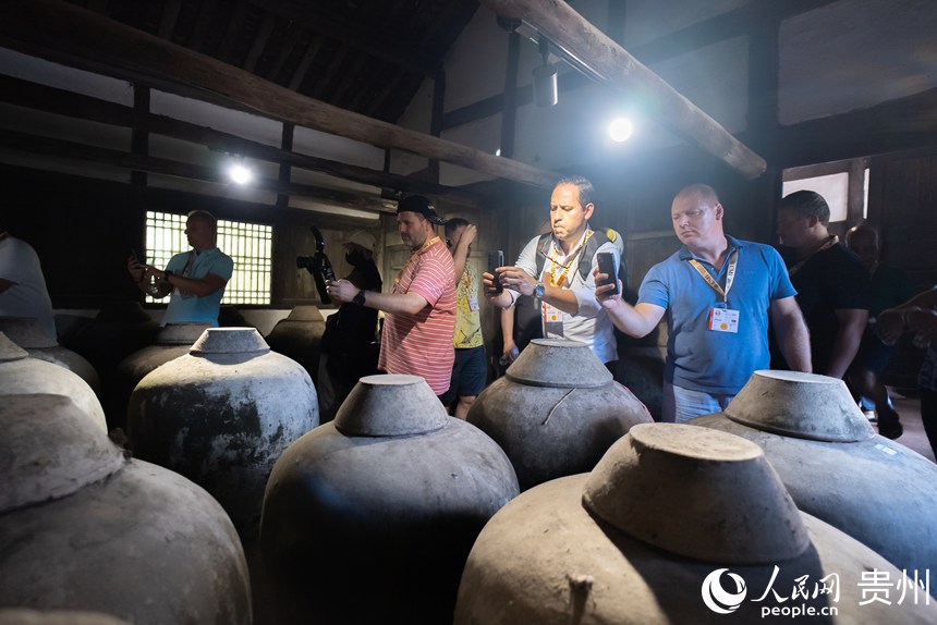嘉賓參觀醬酒古法釀造工藝。人民網記者 涂敏攝