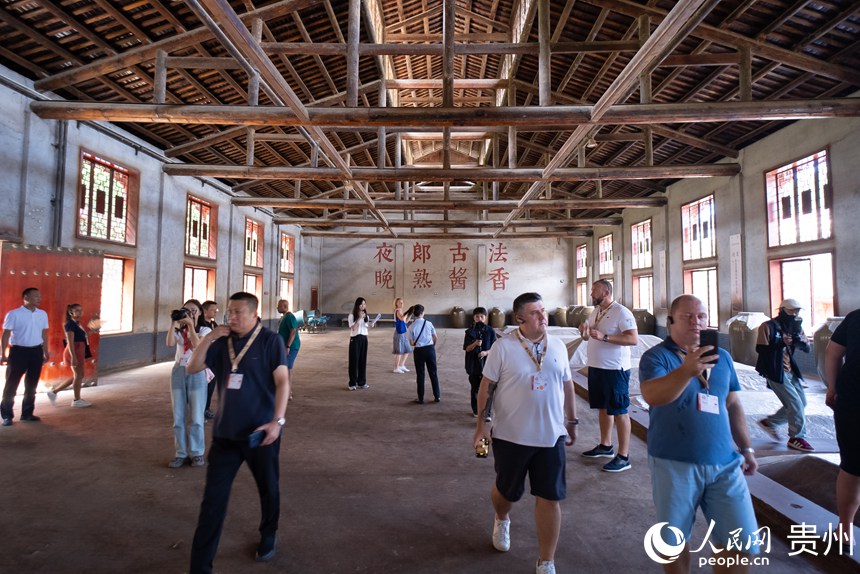 嘉賓參觀醬酒古法釀造工藝。人民網記者 涂敏攝