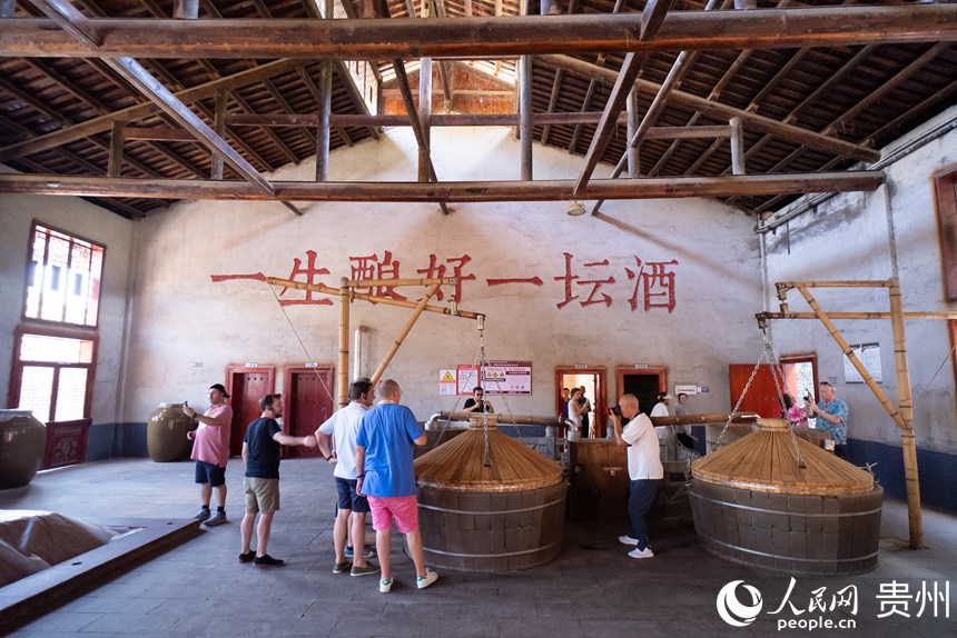 嘉賓參觀醬酒古法釀造工藝。人民網(wǎng)記者 涂敏攝