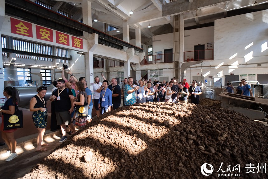 嘉賓參觀醬酒古法釀造工藝。人民網記者 涂敏攝