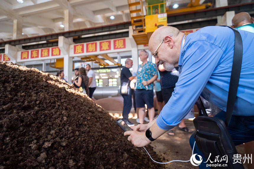 嘉賓參觀醬酒古法釀造工藝。人民網記者 涂敏攝