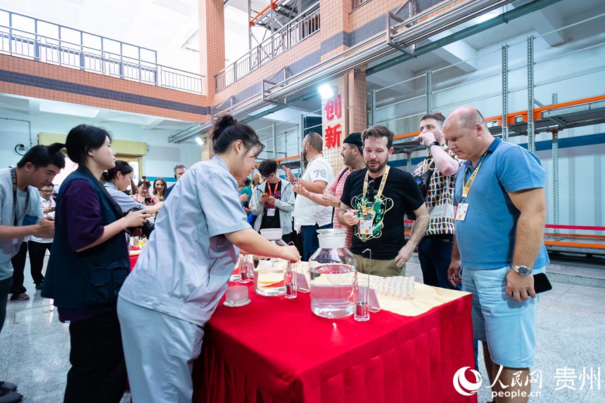 嘉賓品嘗仁懷醬香白酒。人民網(wǎng)記者 涂敏攝