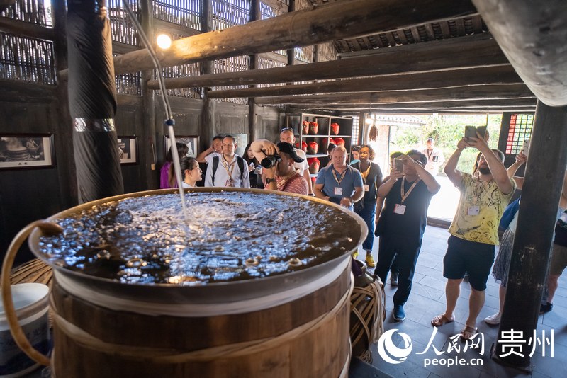 嘉賓游客參觀醬酒古法釀造工藝。人民網記者 涂敏攝
