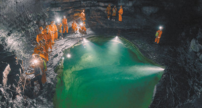 2024年暑期,各地高校大學生在雙河洞開展研學活動。圖為學生參與飛拉達項目。