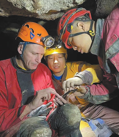 2023年,第二十二次雙河洞國際洞穴科學考察活動在綏陽縣舉辦。圖為中外科考隊員記錄一處洞穴結構。