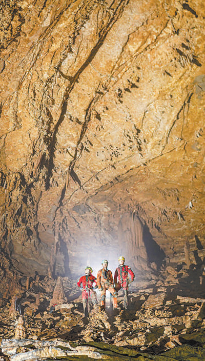第二十二次雙河洞國際洞穴科學考察活動期間,中外科考隊員在雙河洞一處支洞中觀察巖壁。