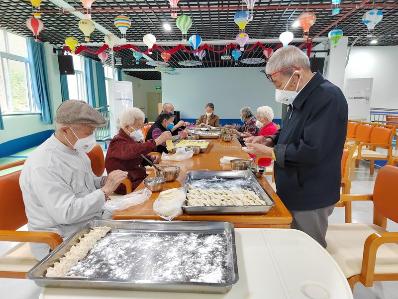 興義市安佳坪東頤養園包餃子活動。