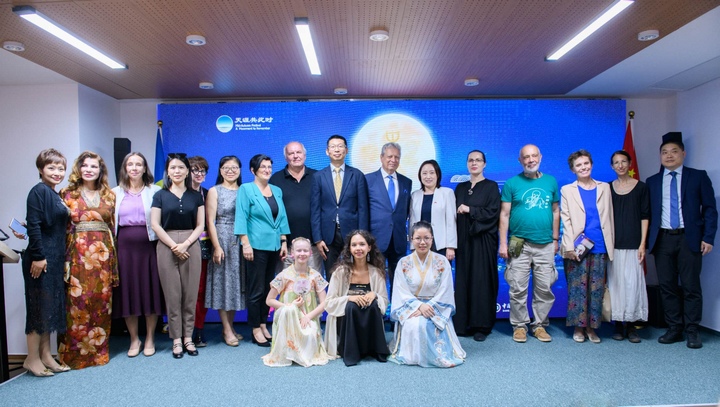 兩地嘉賓合影留念。傅永山攝