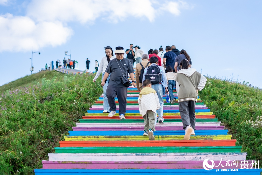 游客在景區內游覽。人民網記者 涂敏攝