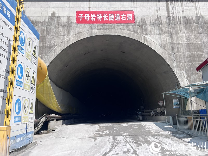 子母巖特長隧道右洞洞口。人民網 陳潔泉攝