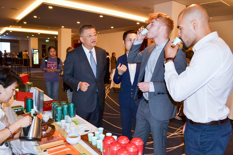 參會嘉賓品鑒貴州茶。貴州省互聯網信息辦公室供圖